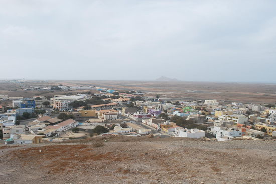 Die Start-/Landebahn des Flughafens Amilcar Cabral reicht fast bis an die Stadtgrenze von Espargos heran.