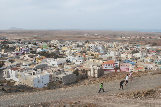 Eine kurze, kurvenreiche Straße führt zum Funkmast von Espargos hoch, von wo aus die Stadtfotos entstanden sind