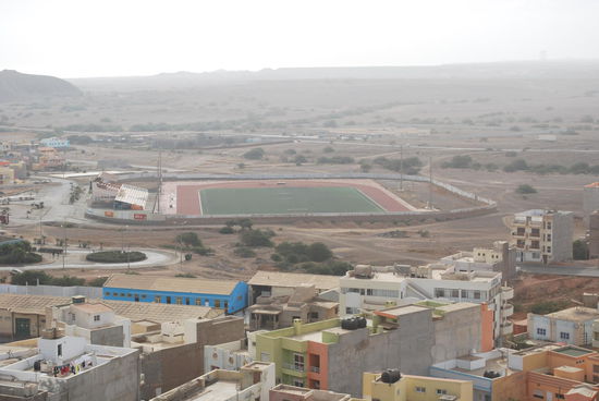 Sportplatz von Espargos- die Kapverden haben eine gar nicht so schlechte Fußball-Nationalmannschaft, die gerade kurz zuvor bei den afrikanischen Fußballmeisterschaften ehrenvoll ausgeschieden ist. Die Quali für die WM hat die Mannschaft wohl auch nur relativ knapp verpasst. Naturgemäß hat der Inselstaat ansonsten sehr erfolgreiche Surfer und Kite-Surfer, darunter auch welche mit WM-Titel.