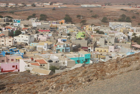 Espargos ist ein aufgeräumtes, sauberes und buntes kleines Städtchen