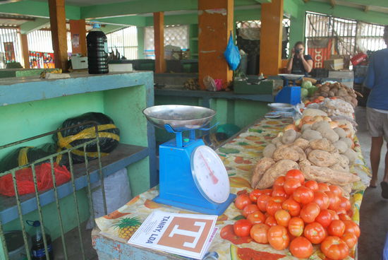 Sehr beschränkte Auswahl- wie gesagt: Hier wächst praktisch nix !!! Die Tomaten, Süßkartoffeln, Zwiebeln und Bananen dürften auch Importware sein...