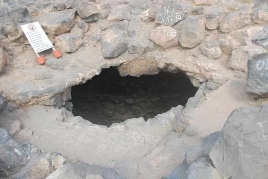 Eine der TOP-Sehenswürdigkeiten von Sal: Das blaue Auge. Es ist nicht mehr oder weniger, als ein Loch im Fels, durch das man das unten strömende Meer sehen kann. Wenn die Sonne senkrecht über dem Loch steht (eigentlich nur im Juli zu sehen), soll es aussehen wie ein azurblaues, strahlendes Auge. Heute ist es nur ein Loch im Fels und die recht gefährliche Kletterei rund ums nicht gesicherte Loch, lohnt nicht.
