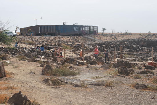 Am "blauen Auge" gibt es dann auch ein völlig überdimensioniertes Restaurant, das zum Zeitpunkt meines Besuches vollkommen leer ist. Aber ab 2016 oder so, sollen ja sogar riesige Kreuzfahrtschiffe auf Sal anlegen können - so ist der Plan - und wenn dann gleichzeitig ca. 2000 Menschen für einen kurzen Landausflug über die Insel herfallen, wird das Lokal wohl seine Geschäfte machen. Wobei natürlich noch kein Mensch eine Ahnung hat, wie man 2000 Personen gleichzeitig und logistisch sinnvoll über die Insel bewegen soll. Die Infrastruktur fehlt dafür nämlich noch komplett.