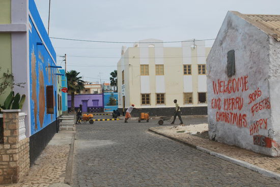 Wir sind wieder in Palmeira - eine Schotterpiste vom "blauen Auge" führt dorthin in ca. 10 Minuten. Palmeira ist der Versorgungshafen von Sal. Hier kommen die großen Frachtschiffe vom Festland und anderen Inseln an, hier stehen die Kerosin-Tanks für den Flughafen. In den Außenbezirken gibt es ein Mini-Industriegebiet mit einer Zementfabrik usw.