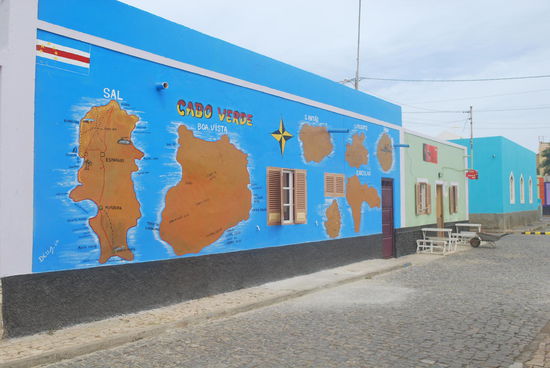 Die bewohnten Inseln sind Santiago mit der Hauptstadt Praia, Sao Vicente, Santo Antao, Sal, Boa Vista, Sao Nicolao, Maia, Brava - weitere 7 Inseln sind unbewohnt.
