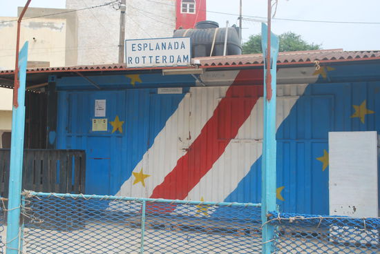 Wir sind am Hafen von...äh... Rotterdam