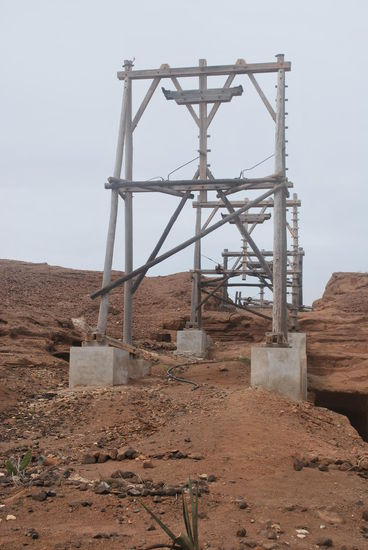 Die größte Saline von Sal befindet sich in Pedra de Lume - noch in Betrieb für Salzgewinnung auf unterstem Niveau . aber auch schon verkauft an einen italienischen Konzern zwecks Bau eines Wellness-Hotels mit Spa und allem Pipapo. Planung vorerst allerdings komplett auf Eis gelegt wegen irgendwelcher Querelen mit der Regierung, man weiß es nicht..