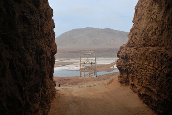 Es war wohl immer schwierig, das Salz aus der Caldera heraus zu transportieren. Man hat es auch mit Hilfe einer Seilbahn versucht, die Holzgerüste sind deren Überreste. Der Tunnel war am Ende praktischer..