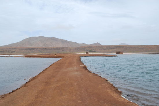 links und rechts von diesem Damm kann man baden, der Salzgehalt ist noch höher, als im Toten Meer ! Oberhalb gibt es ein Restaurant mit Souvenirshop, Toiletten und auch Duschen. Man sollte nur keinerlei Kratzer, kleine Schrammen, Blasen, gar offene Wunden - und wenn sie noch so klein sein sollten - am Körper haben, sonst wird das Bad sehr schmerzhaft ! Andererseits: Ein Bad in dieser Salztunke macht - angeblich - sofort 10 Jahre jünger ! Dafür kann man dann auch mal die Zähne zusammenbeißen