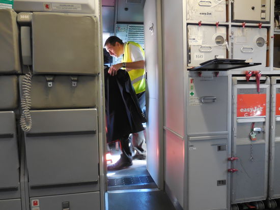 Hamburger ramp-agent räumt die Cockpit-crew-Klamotten auf und weg...