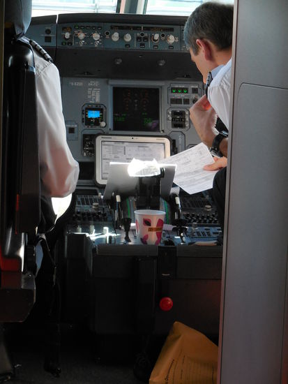die britische Crew checkt den Airbus. Die Cockpittür ist im Laufe des Fluges natürlich zu oder gegebenenfalls bewacht von einem cabin-crew-Mitglied. Verrammelt und verriegelt wird die Tür nicht. Germanwings-Erfahrungen...