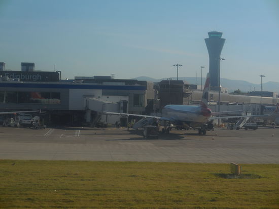 Der Hauptstadtflughafen von Schottland. Gerade letztes Jahr haben die Schotten mehrheitlich entschieden, denn nun doch britisch bleiben zu wollen. Dennoch: Sie haben ihre eigene Währung, ihr eigenes Parlament und teils eigens für sie gemachte Gesetze. Aber sie haben keine Königin mehr...schon lange nicht mehr. Sie hatten die 1A-Konkurrenz-Königin zu Elizabeth I., aber die hat sich die Rivalin schon 1587 vom Halse geschafft...