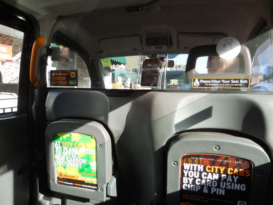 Ich liebe britische Taxis !!!  Die sind groß, lassen viel Platz für Gepäck, sehen urig aus, sind meist rabenschwarz und es gibt eine Scheibe zwischen Fahrer und Gast. Man kommuniziert über eine whatever interkom. Man kann mit Kreditkarte bezahlen und es ist einfach nur cool. Die Taxis sind eigentlich Austin´s, aber Austin ist schon lange pleite und die Nachfolgerfirmen auch. Gleichwohl: Die typischen cab´s gibt es immer noch und die routemaster-Busse auch - in der aufgepimpten Version.