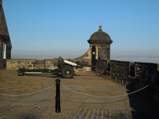Eines der nicht-gelöschten Fotos: Die one o`clock-gun. Ein modernes Geschütz ballert seit 1861 um exakt 13.00 Uhr einen Schuss los als Zeit-Orientierungspunkt für ankommende Seefahrer. Der Knall ist ca. 3,2 KM weit zu hören, Heute tut es L118 Light Gun und irgendein Schotte aus dem 105. Regiment feuert sie pünktlich ab.