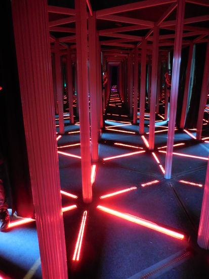 es leuchtet in immer wieder anderen Farben und man muss/sollte da durch ohne die Hände zu benutzen - gar nicht so einfach !