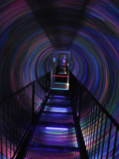 Im Vortex-Tunnel, alles dreht sich um einen herum, da kann einem schon schwindelig werden !