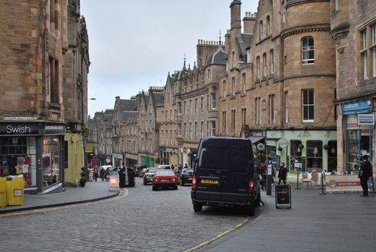 Diese Straße hinunter heißt "Fleshmarket Close", also Fleischmarkt-Gasse auf deutsch. Dass eine so breite, autobefahrbare Straße "Close" heißt, ist ungewöhnlich.