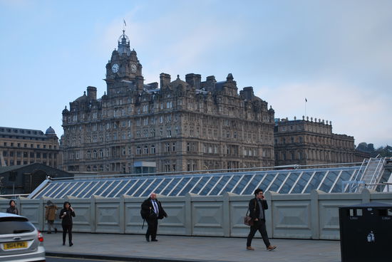 Der Klotz im Hintergrund ist ein Bahnhofshotel ! Es stammt aus dem Jahr 1902, hat eine riesige Uhr (was für Bahnhöfe damals und heute wichtig war und ist) und nunmehr eine über 100-jährige Tradition. Die Uhr geht um 3 Minuten vor, was Absicht ist, damit die Leute ihren Zug nicht verpassen. Nur am 31.12. jeden Jahres (auf schottisch Hogmanay) geht die Uhr richtig. Kein geringerer als Sean Connery hat 1991 das Hotel wieder eröffnet nach umfangreichen Modernisierungsarbeiten. J.K. Rowling hat in diesem Hotel "Harry Potter" zuende geschrieben. "The Deathly Hollows" entstand in Zimmer Nr. 552 in 2007. Die Suite ist jetzt nach ihr benannt und kostet die Kleinigkeit von 1.000 GBP pro Nacht.
