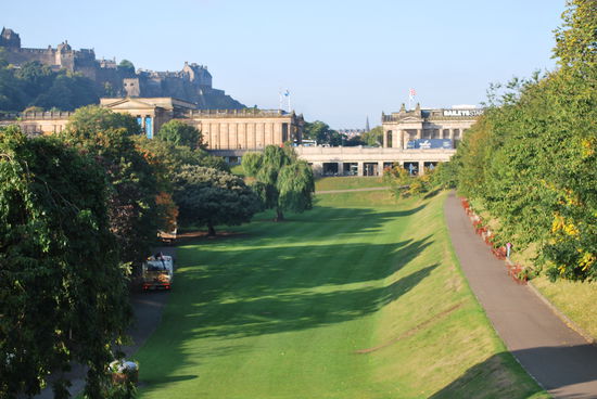 Princes Street Garden - man sieht noch, dass es mal ein Fluss war. Im Hintergrund links übrigens die Scottish National Gallery mit den tollen Gemälden, die ich gestern besucht habe.