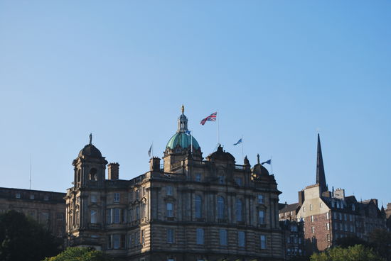 Union Jack und die blau-weiße schottische Flagge - auch genannt St. Andrews Cross oder auch Saltire oder auf gälisch Bratach na h-Alba