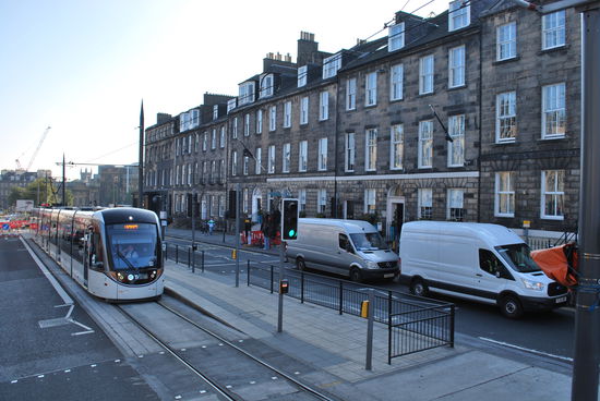 klassizistische Bebauung und die hypermoderne Straßenbahn, die vom Flughafen bis zum Bahnhof fährt. Die Kosten für den Bau der Tram sind völlig außer Kontrolle geraten und sie scheint bei der einheimischen Bevölkerung auch nicht soo sehr beliebt zu sein. Einige sagen: Totale Geldverschwendung...