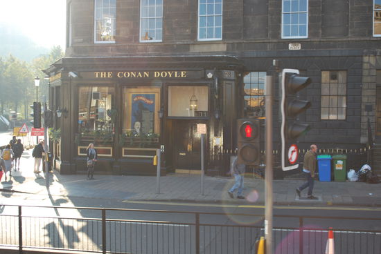 Pub´s sind immer so toll. Ganz egal, wo in GB - ich lieeebe die urigen Pub´s. Und ein spezielles National-Gesöff namens Pimm´s. Zwar ist Schottland Whisky-Land (womit man mir gestohlen bleiben kann), trotzdem gibt es auch hier diesen komischen Pimm´s-Cocktail, lecker !