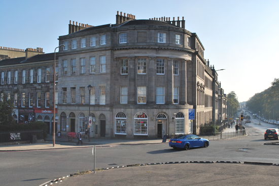 Typisches Gebäude New Town. Ach, übrigens: Sollte man in Edinburgh ernsthaft krank werden, ist man am besten Ort der Welt, um mega-professionell behandelt zu werden: Edinburgh hat eine der besten medizinischen Fakultäten der Welt an der Uni. Hier in Edinburgh hat auch Sir James Young Simpson die Narkose mithilfe von Chloroform erfunden. Schon Queen Victoria hat er mit seinem Narkotikum für ihre 9. Geburt betäubt.