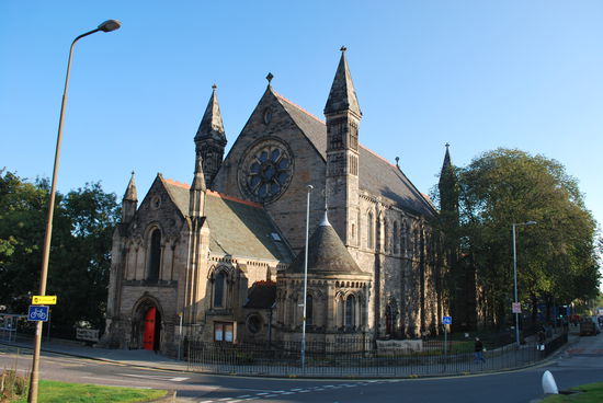 Wir nähern uns unserem nächsten Stopp an den Royal botanic gardens. Der ist riesig, umfasst etliche Hektar Land und beherbergt seltenste Pflanzen und Bäume. Selbst ein Land, wie China, musste sich hier Saat und Setzlinge herholen, um ursprünglich chinesische Pflanzen zuhause wieder ansiedeln zu können. Über die Jahre waren diese Pflanzen in China ausgerottet, in Edinburgh haben sie bei guter Pflege überlebt...