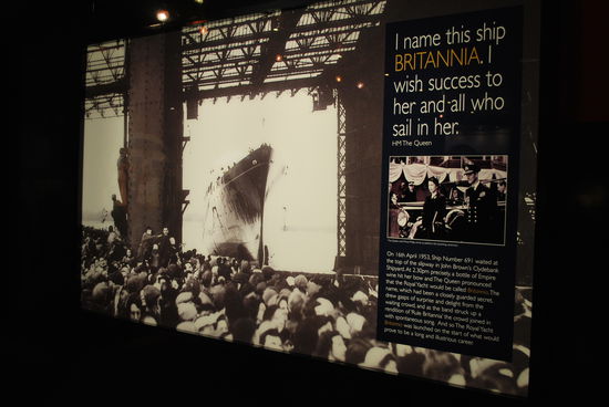 Britannia wurde in einer schottischen Werft gebaut in Clydebank (daher musste sie auch zwingend nach Schottland zurückkehren nach ihrer Außerbetriebnahme). Am 16.04.1953 lief die Yacht vom Stapel, da war Elizabeth noch nicht einmal offiziell gekrönt. Aber Elizabeth taufte die Britannia im April 1953 und wurde im Juni 1953 gekrönt.
Übrigens war die Britannia von Bau an so konzipiert, dass sie im Kriegsfall als Hospitalschiff hätte eingesetzt werden können. Dieser Fall ist jedoch nie eingetreten. Nur fast: 1986 wurden 1000 Flüchtlinge aus Aden/Jemen mit der Britannia evakuiert.