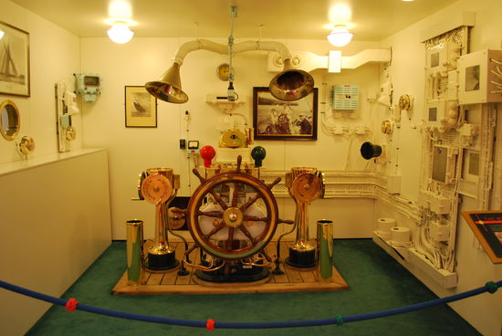 Noch an Land kann man die Steuerzentrale der Britannia betrachten...