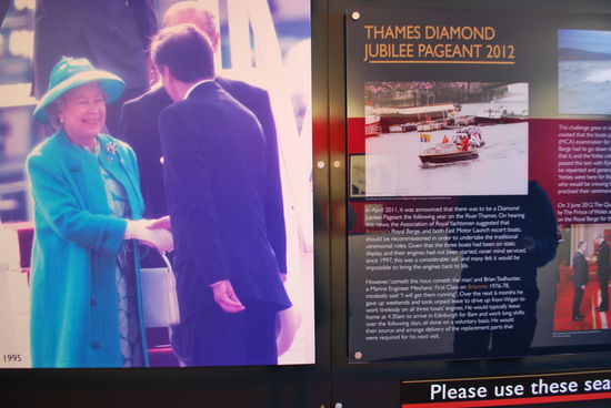 Lizzy hat sich echt eine Träne aus dem Auge wischen müssen, als sie ihre heiß-geliebte Britannia aufgeben musste, aber es musste sein, das Schiff wurde einfach zu teuer für den britischen Steuerzahler. Anlässlich ihres 60-jährigen Thronjubiläums durfte sie aber zumindest wieder auf dem Beiboot der Britannia auf der Themse herumschippern.