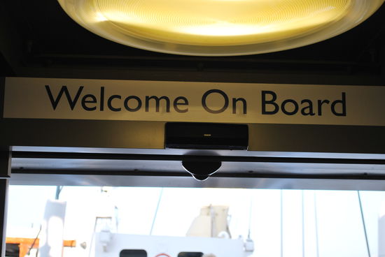 ...und los ! Hinein da ! Wenn man das erste Mal die Ausmaße des Schiffes von der Seite aus sieht (und das ist der 1. Blick aufs Schiff), ist man überwältigt, wie groß das Ding tatsächlich ist ! Das ist keine Yacht, sondern ein ausgewachsener Dampfer. Vor vielen Jahren habe ich mal die Yacht "Dannebrog" des dänischen Königshauses gesehen, auch schon ansehnlich, aber fast 50 m kürzer, als die Britannia...