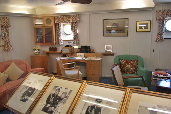 Die Kabine des Kapitäns, das Mobiliar ist aus Platanenholzfurnier