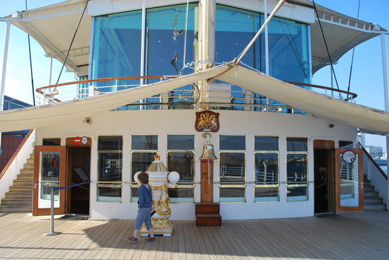 Auf dem Veranda-Deck. Hier verlustizierten sich die Passagiere und auch teils Crewmitglieder bei Spiel und Spaß in der Sonne. Hinter den bläulichen Fenstern oben befindet sich heute ein Tearoom. Man kann also heute ganz genüsslich und stilvoll auf der Britannia Tee trinken, Gurkensandwiches und Scones mit clotted cream schnabulieren. Oder gleich den ganzen Tearoom für eine private Party mieten. Das Schiff muss heute Geld verdienen, wie auch immer... 
