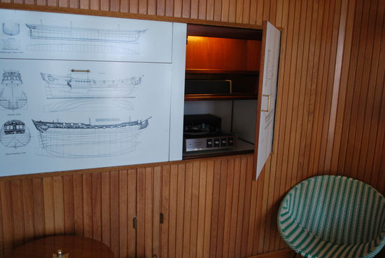 Das Hifi-Sound-System der Britannia: Ein Plattenspieler...