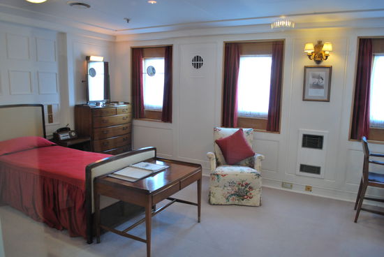 Dunkleres Holz, weniger Schnickschnack, aber eine Verbindungstür zum Schlafzimmer seiner Frau: Das Zimmer des Duke of Edinburgh.