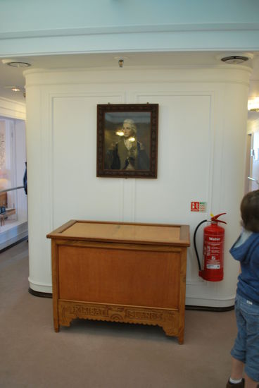 Im Flur eine Truhe aus Kiribati. In der Britannia stehen viele Staatsgeschenke herum, die auf den Törns weltweit so überreicht wurden...