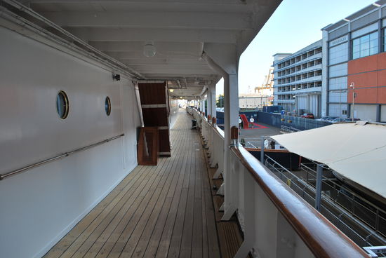 Bullaugen, Deckplanken - das Schiff ist riesig...