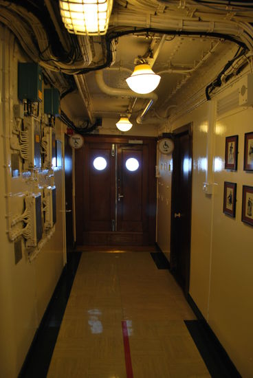 die unspektakuläreren Bereiche sind ziemlich normale Schiffsausstattung. Aber: Hier gibt es öffentliche Toiletten ! Eigentlich "muss" ich gar nicht so nötig, aber die Gelegenheit auf der Britannia die Toilette zu benutzen, lasse ich mir nicht entgehen... WAS für ein Schwachsinn, aber lasst mir meinen Spleen...