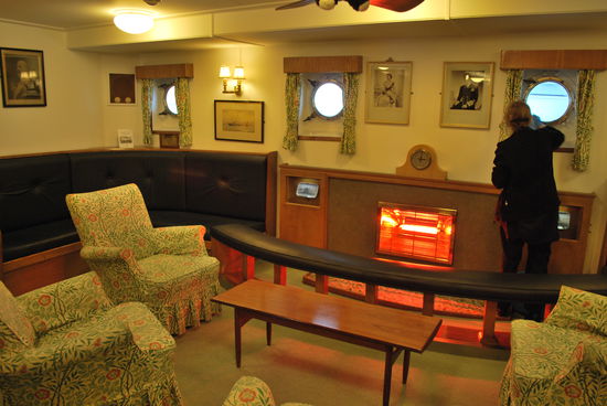 Den 21 Offizieren an Bord ging es auch nicht wirklich schlecht. Hier hatten sie ihre Offiziers-Lounge mit Bar und allem Pipapo.