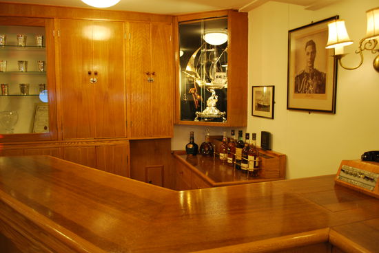 gut bestückte Bar - die Briten sind eben ein trinkfreudiges Volk.