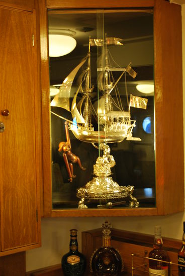 Das silberne Schiff ist ein russischer Salzstreuer ! Es stammt vom letzten russischen Zar und es dauert 1 Woche, das Ding bis in die letzte Ritze zu putzen.