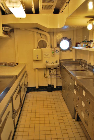 Dies ist keine Kombüse, sondern Spezialgebiet der Britannia. Erinnert ihr euch ? Hospitalschiff, so ursprünglich konzipiert für Kriegszeiten ? Yep, dies ist das Labor an Bord für medizinische Zwecke.