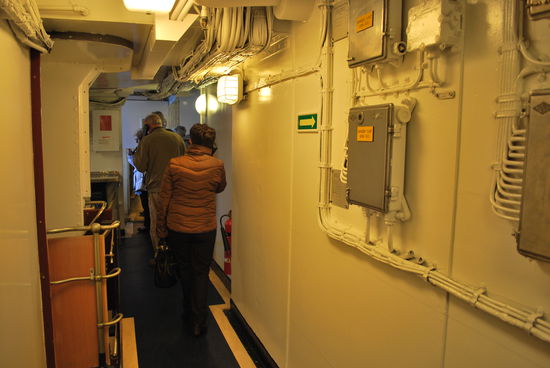 und weiter durch die Katakomben des riesigen Schiffes...