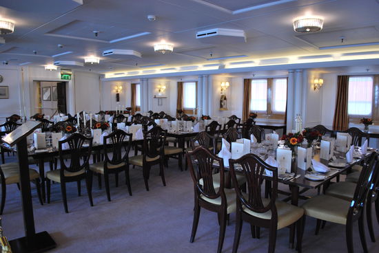 ... in den offiziellen Speisesaal für Staatsempfänge. Bis zu 56 Menschen konnten hier Platz nehmen, darunter waren die Clinton´s, die Reagan´s, Winston Churchill, Margret Thatcher und auch Boris Jelzin. Es dauerte bis zu 3 Stunden, die Tische zu decken und die Anordnung der Gedecke wurde mit dem Lineal gezogen. Die Dekoration am Haupttisch waren 2 goldene Kamel-Statuetten, die Queen E. II in Dubai 1979 vom damaligen Scheich geschenkt bekam. Die wertvollsten Stücke an Bord...