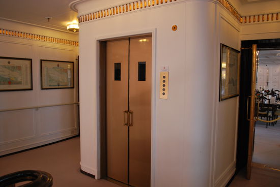 der einzige Aufzug im Schiff