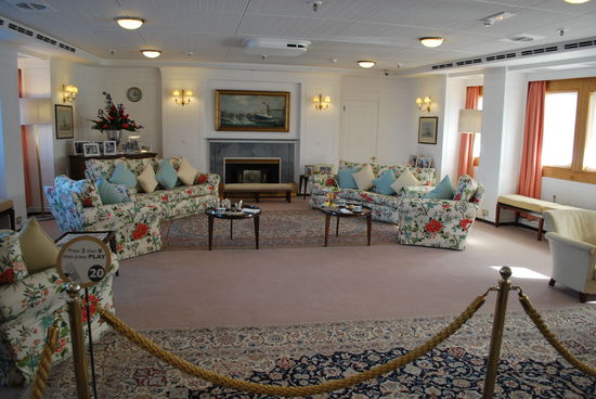 drawing room, also Wohnzimmer der Queen und Familie. Die Ausstattung war in Teilen ein Geschenk aus Schweden - man sieht deutlich den IKEA-style  nein, Quatsch. Vieles der Ausstattung kam auch von der alten königlichen Yacht, der "Victoria &amp; Albert III". Im Foto nicht zu sehen ist ein Mahagoni-Bücherregal, und was da drin steht ? Die komplette Sammlung von James-Bond-Büchern...
