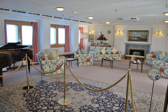 Der Flügel ist seetauglich auf dem Fußboden fest verschraubt. Noel Coward hat ihn für Prinzessin Margret auf einer Karibikreise bespielt, ansonsten aber auch sehr gern Prinzessin Diana.