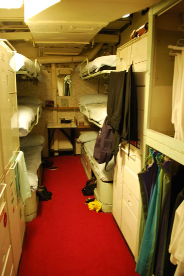hier in den Mannschaftskabinen ist der Luxus definitiv zu Ende. Es ist eng, es gibt nur noch Gemeinschaftsunterkünfte, es dürfte gemüffelt haben und es ga einfach keine Privatsphäre.