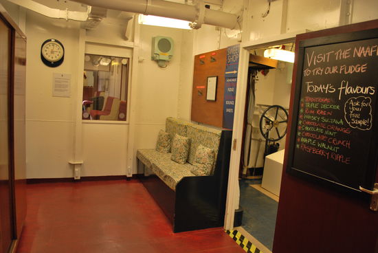 überraschenderweise gibt es einen winzig kleinen shop an Bord für fudge. Für 5 GBP kann man sich hier Süßigkeiten direkt von der Britannia kaufen, ich lasse es.